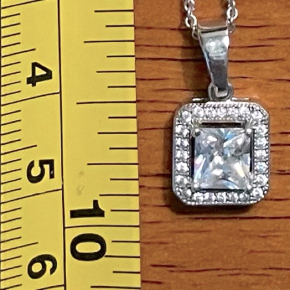 Beautiful sparkling earrings and necklace - Picture 4 of 4